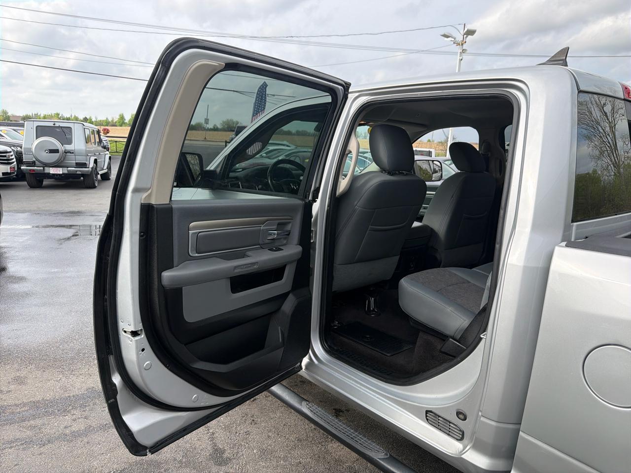 RAM 1500 Lone Star 4x2 Crew Cab 5'7" Box 2017