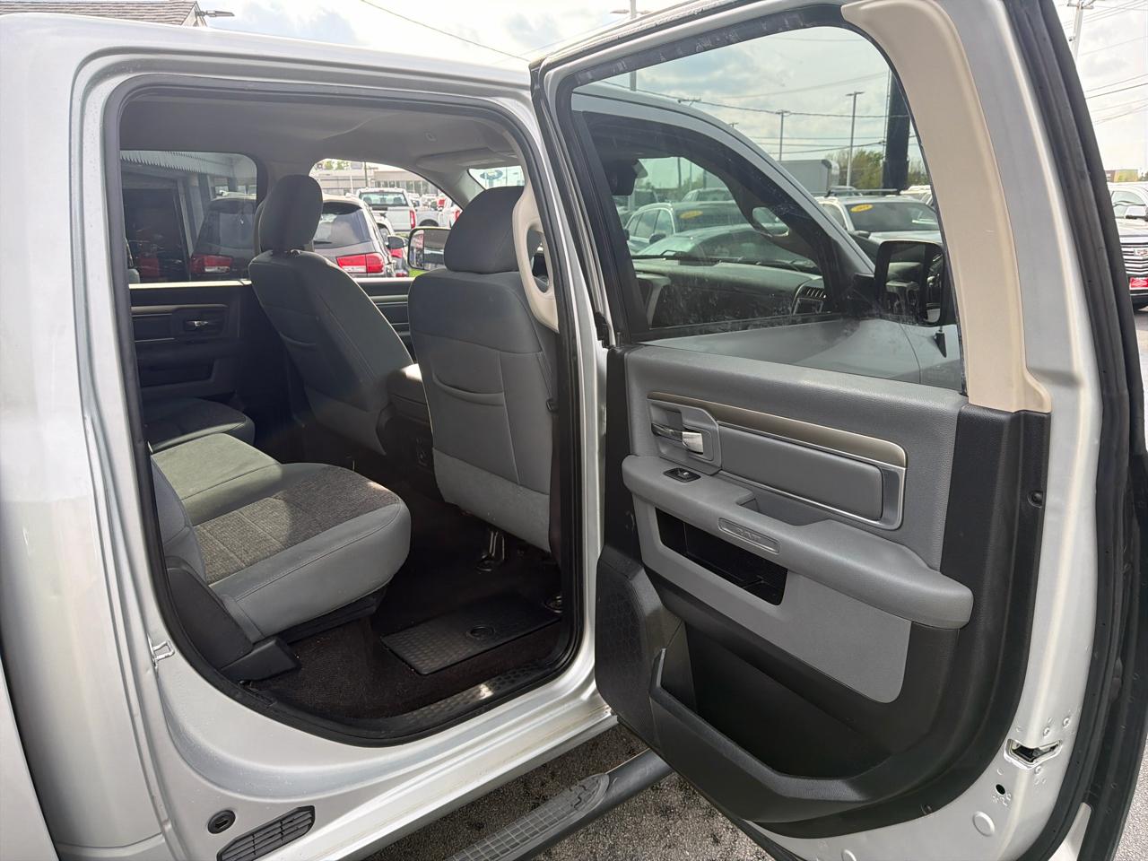 RAM 1500 Lone Star 4x2 Crew Cab 5'7" Box 2017