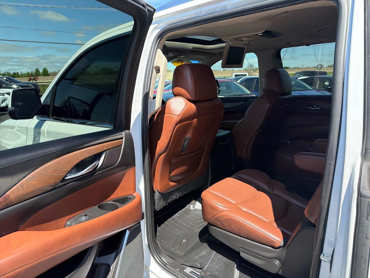 Cadillac Escalade ESV 4WD 4dr Luxury 2017