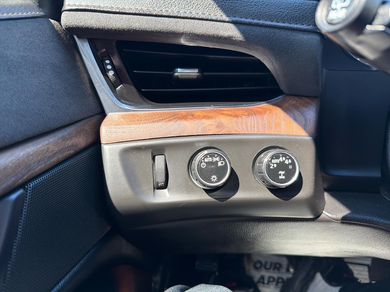 Cadillac Escalade ESV 4WD 4dr Luxury 2017