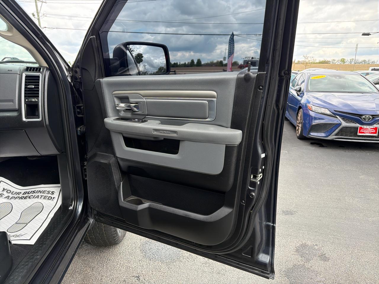 RAM 1500 Classic SLT 4x4 Crew Cab 5'7" Box 2020