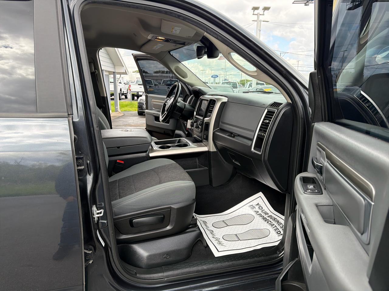RAM 1500 Classic SLT 4x4 Crew Cab 5'7" Box 2020
