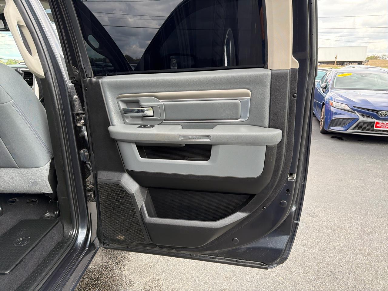 RAM 1500 Classic SLT 4x4 Crew Cab 5'7" Box 2020
