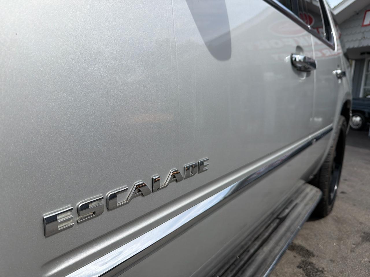 Cadillac Escalade AWD 4dr Base 2010