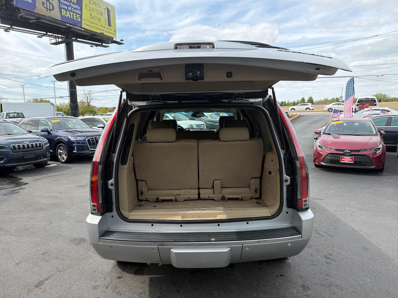Cadillac Escalade AWD 4dr Base 2010