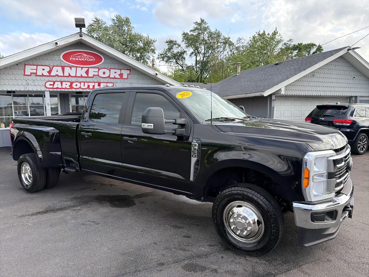 Ford Super Duty F-350 DRW XLT 4WD Crew Cab 8' Box 2023