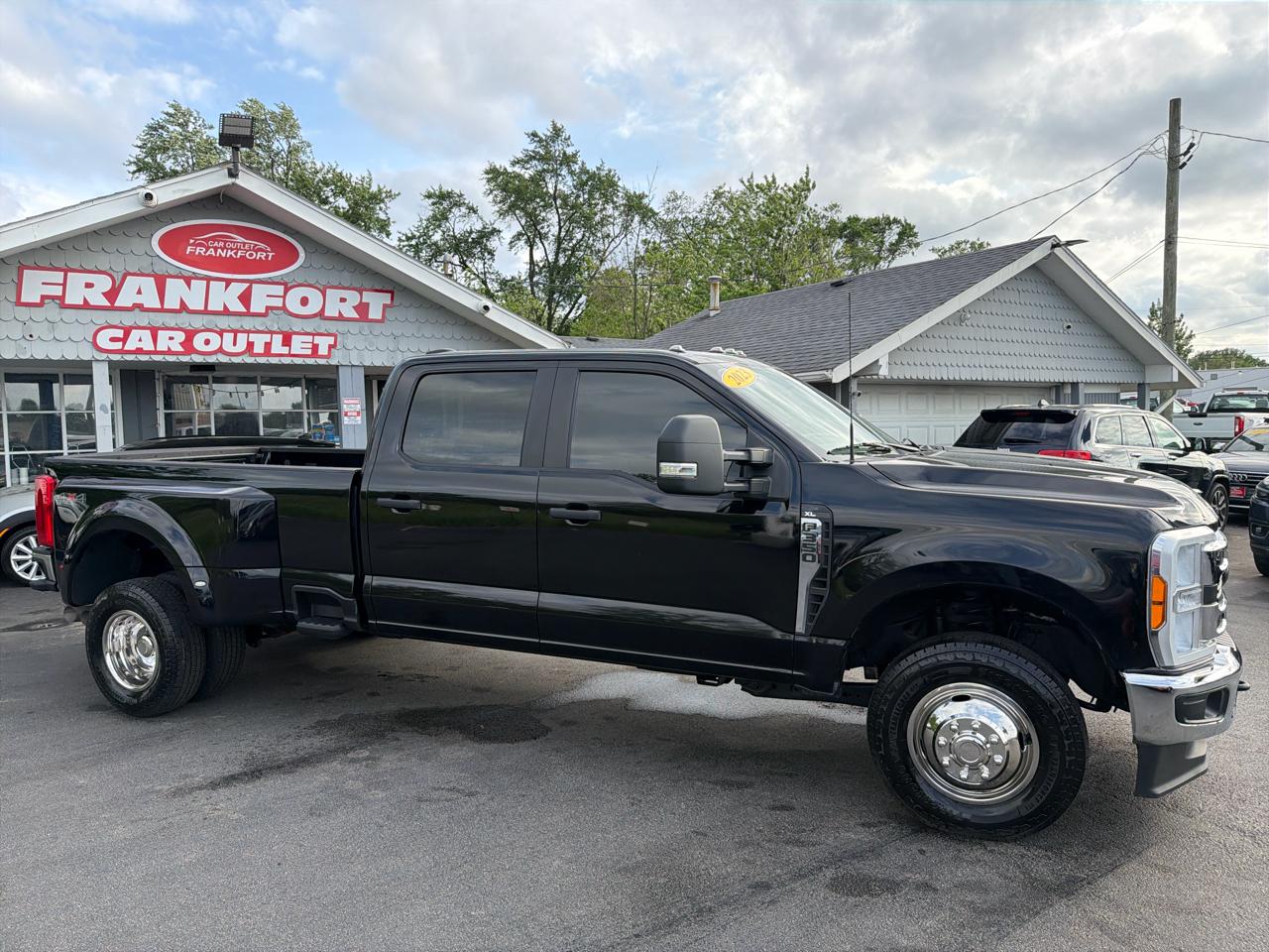 Ford Super Duty F-350 DRW XLT 4WD Crew Cab 8' Box 2023