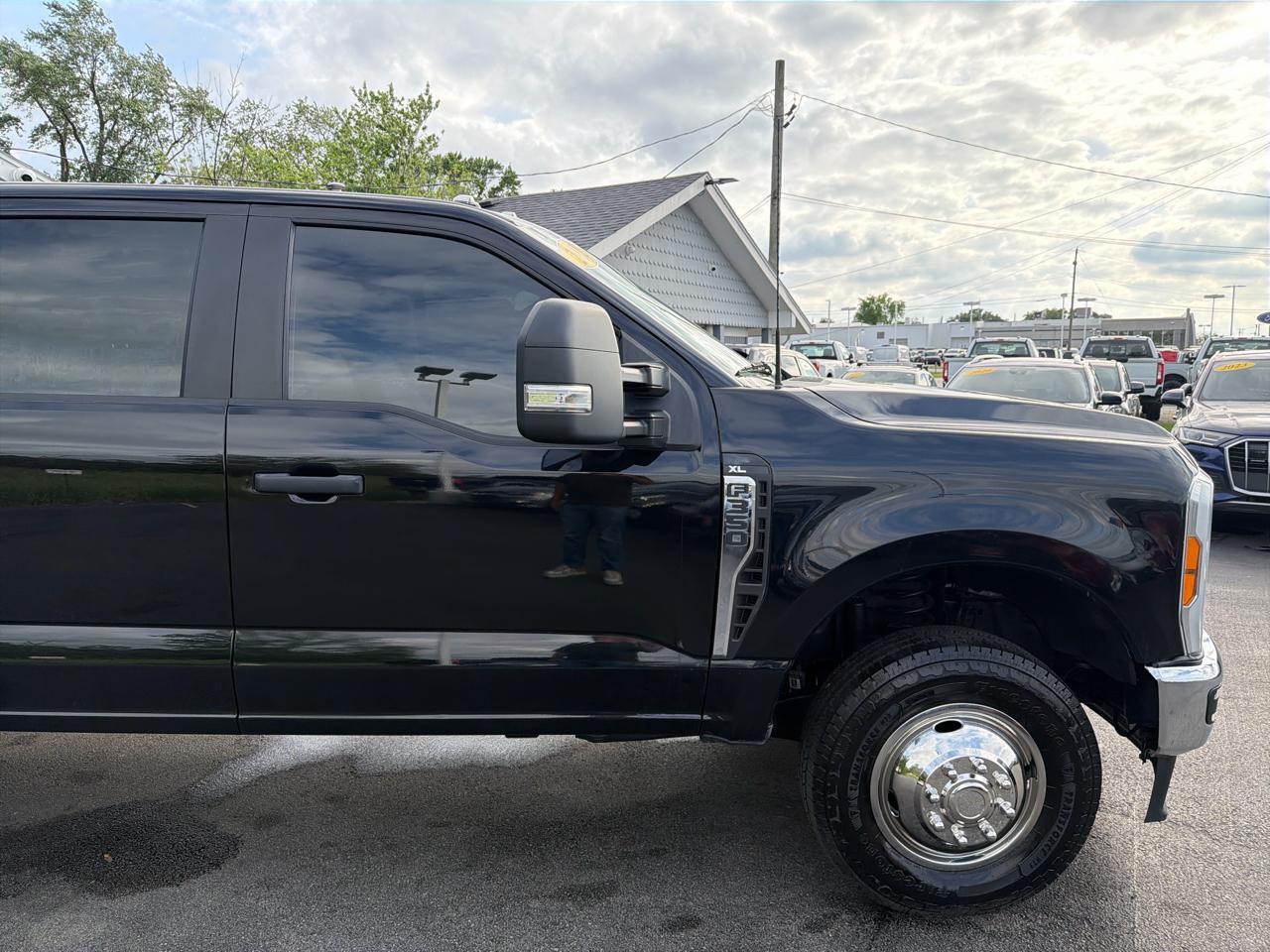 Ford Super Duty F-350 DRW XLT 4WD Crew Cab 8' Box 2023