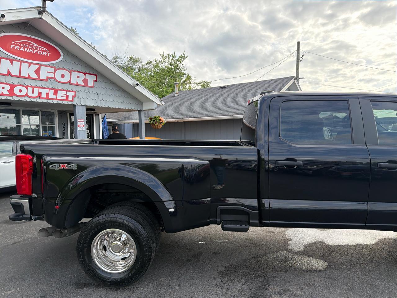 Ford Super Duty F-350 DRW XLT 4WD Crew Cab 8' Box 2023