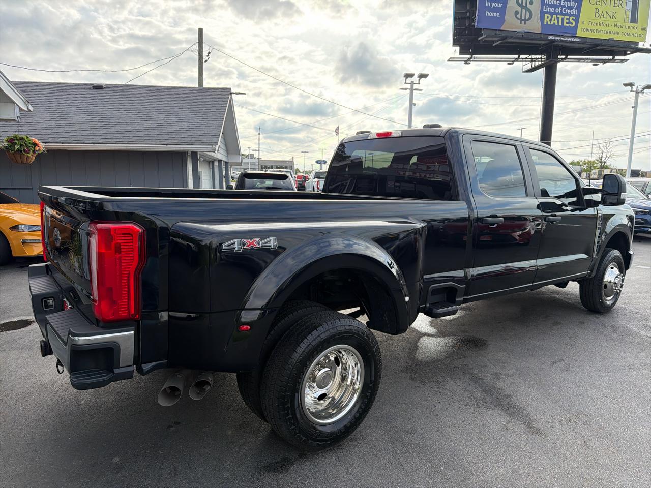 Ford Super Duty F-350 DRW XLT 4WD Crew Cab 8' Box 2023