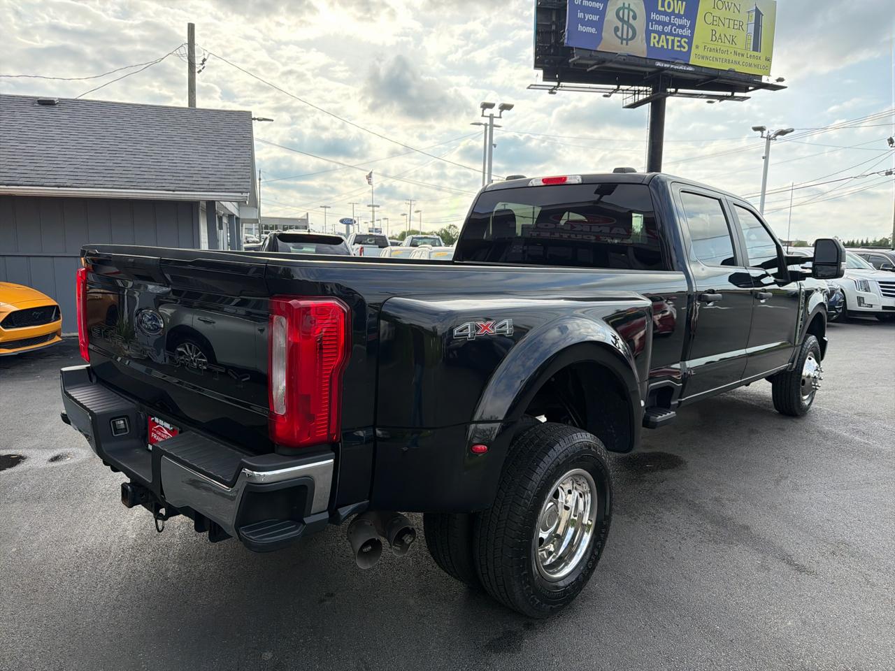 Ford Super Duty F-350 DRW XLT 4WD Crew Cab 8' Box 2023