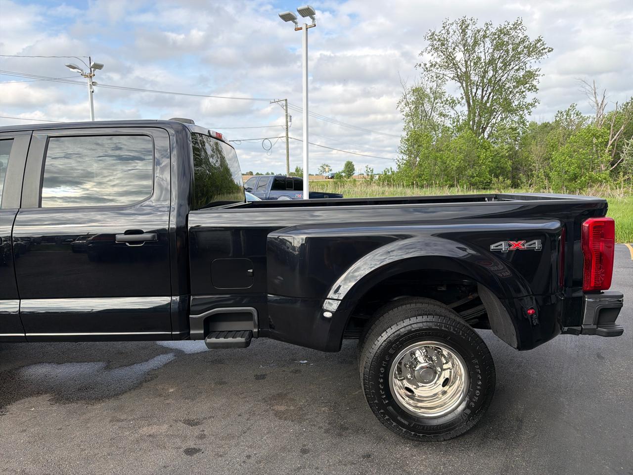Ford Super Duty F-350 DRW XLT 4WD Crew Cab 8' Box 2023