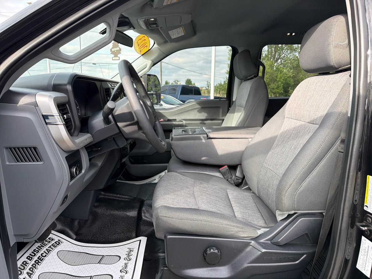 Ford Super Duty F-350 DRW XLT 4WD Crew Cab 8' Box 2023