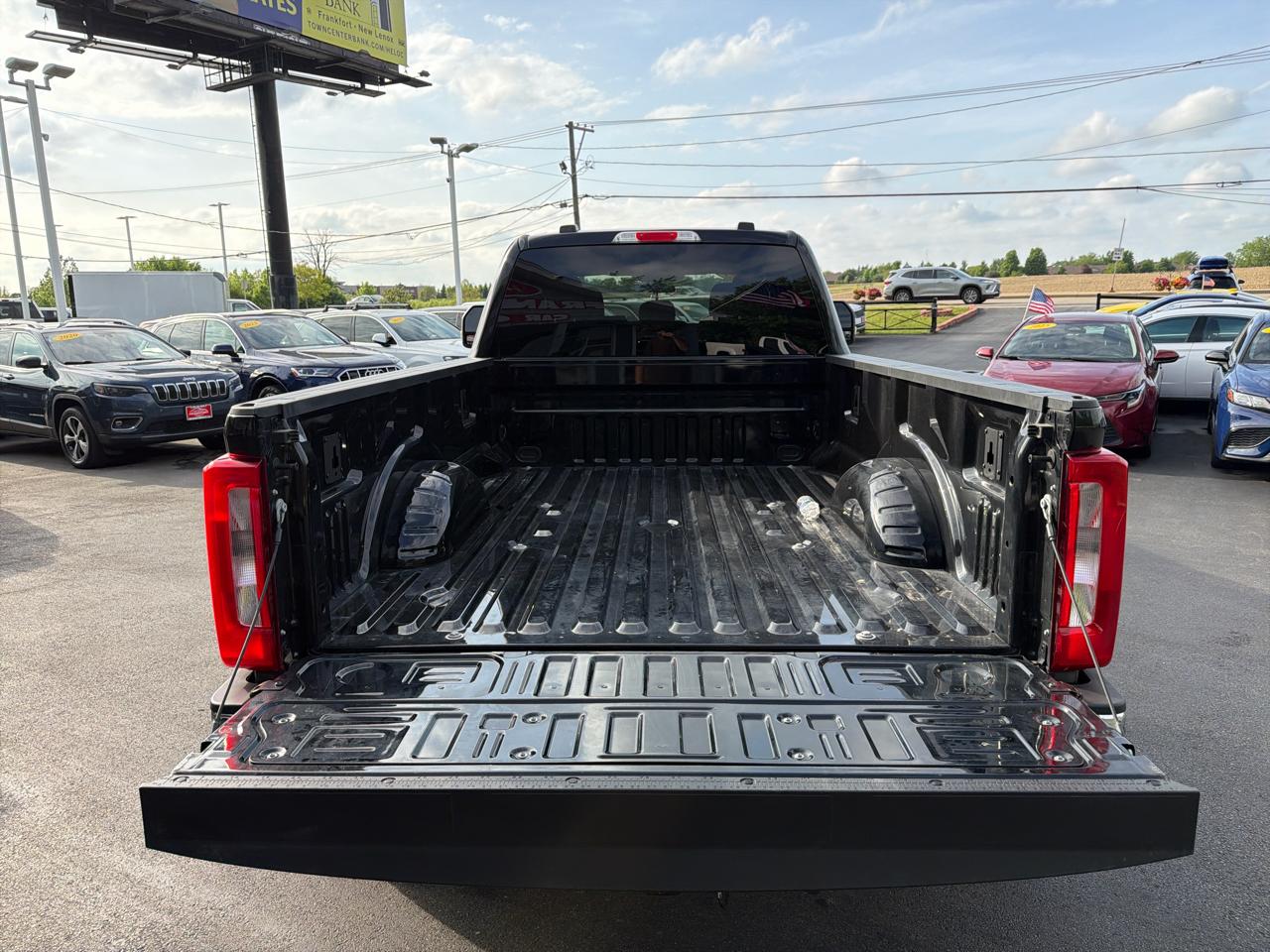 Ford Super Duty F-350 DRW XLT 4WD Crew Cab 8' Box 2023