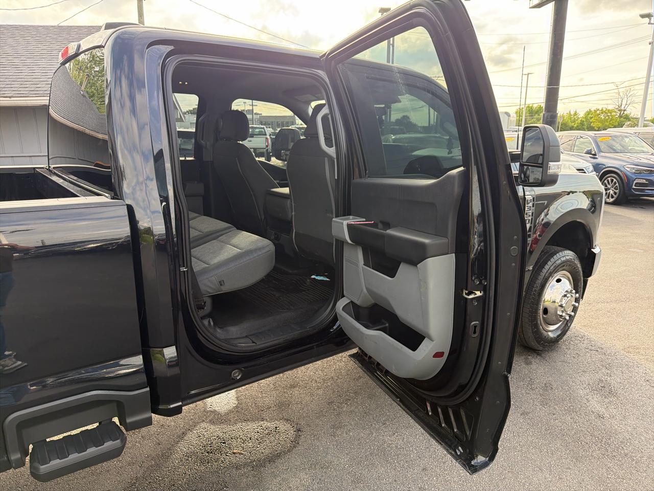 Ford Super Duty F-350 DRW XLT 4WD Crew Cab 8' Box 2023