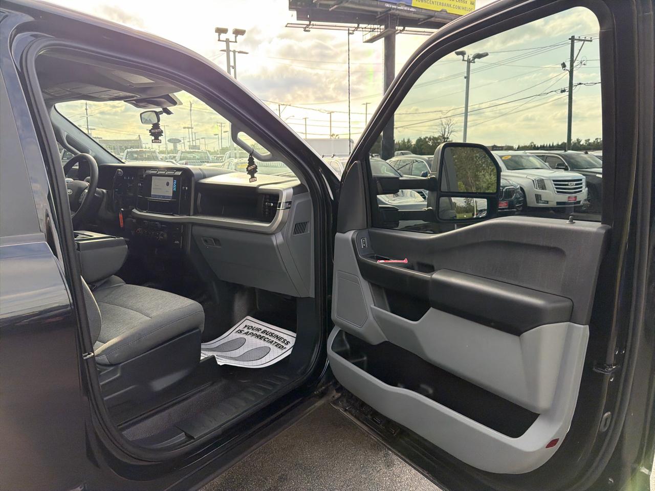 Ford Super Duty F-350 DRW XLT 4WD Crew Cab 8' Box 2023