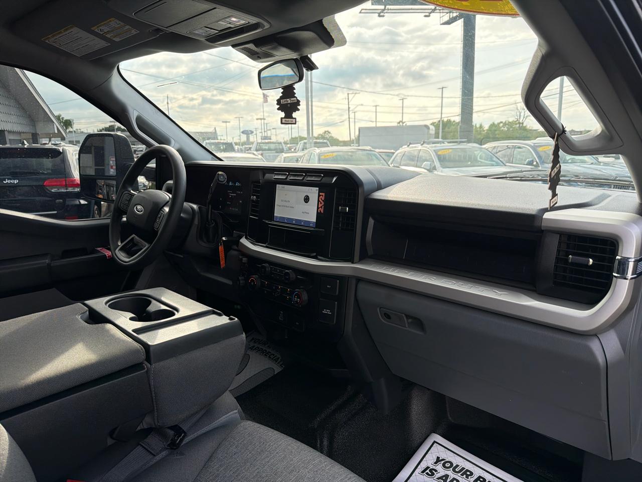 Ford Super Duty F-350 DRW XLT 4WD Crew Cab 8' Box 2023