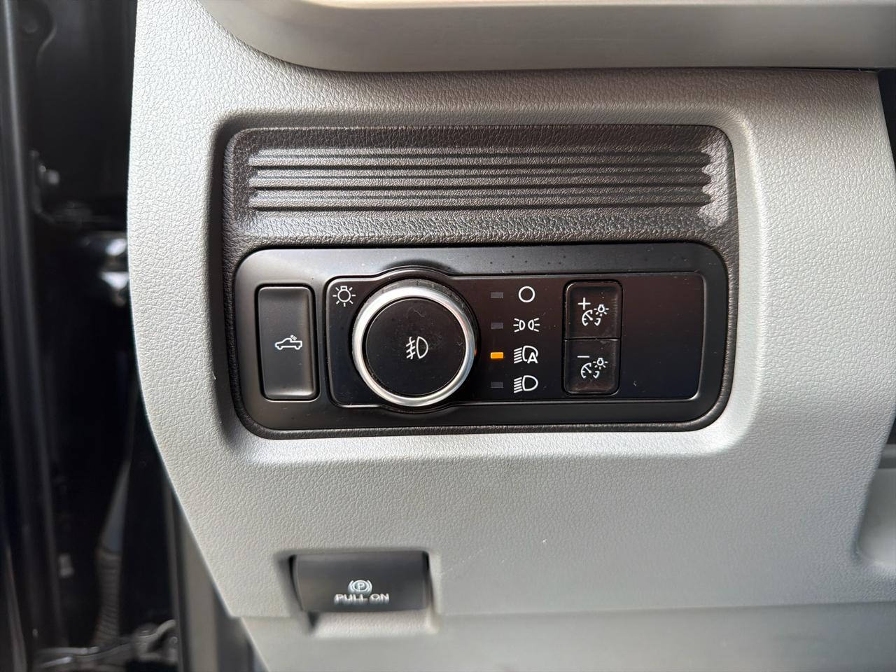 Ford Super Duty F-350 DRW XLT 4WD Crew Cab 8' Box 2023