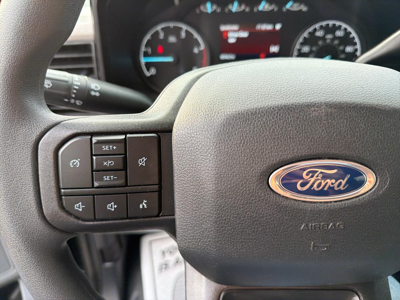 Ford Super Duty F-350 DRW XLT 4WD Crew Cab 8' Box 2023