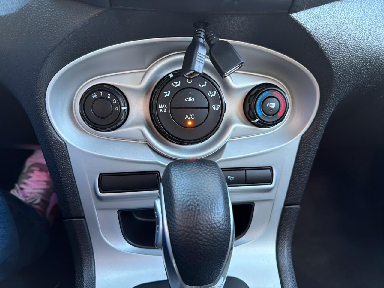 Ford Fiesta 4dr Sdn SE 2014