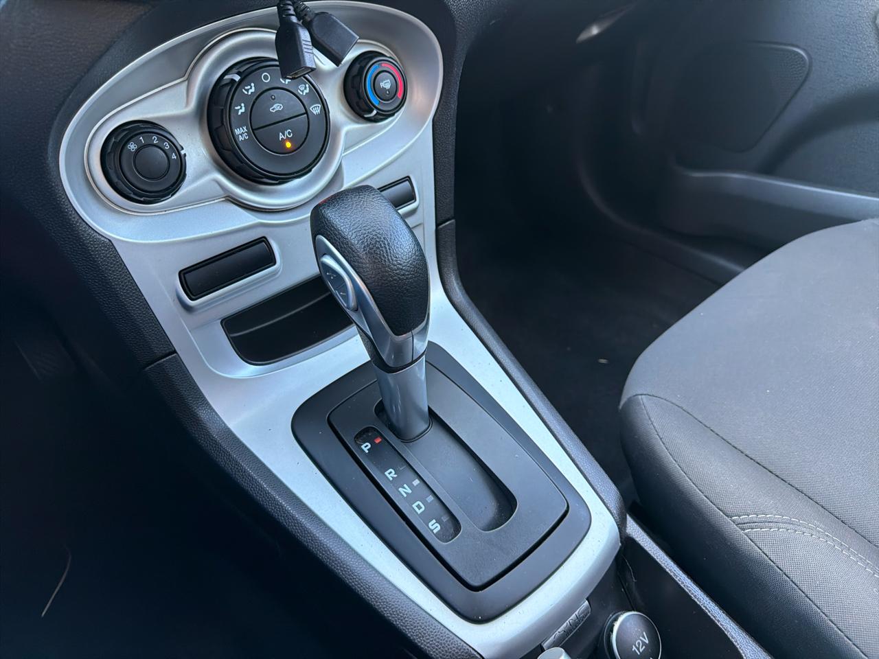Ford Fiesta 4dr Sdn SE 2014