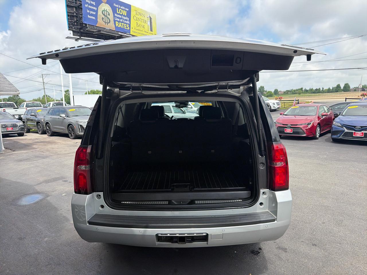 Chevrolet Suburban 4WD 4dr LT 2020