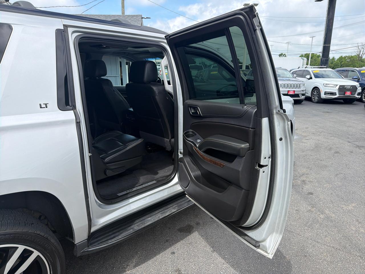 Chevrolet Suburban 4WD 4dr LT 2020