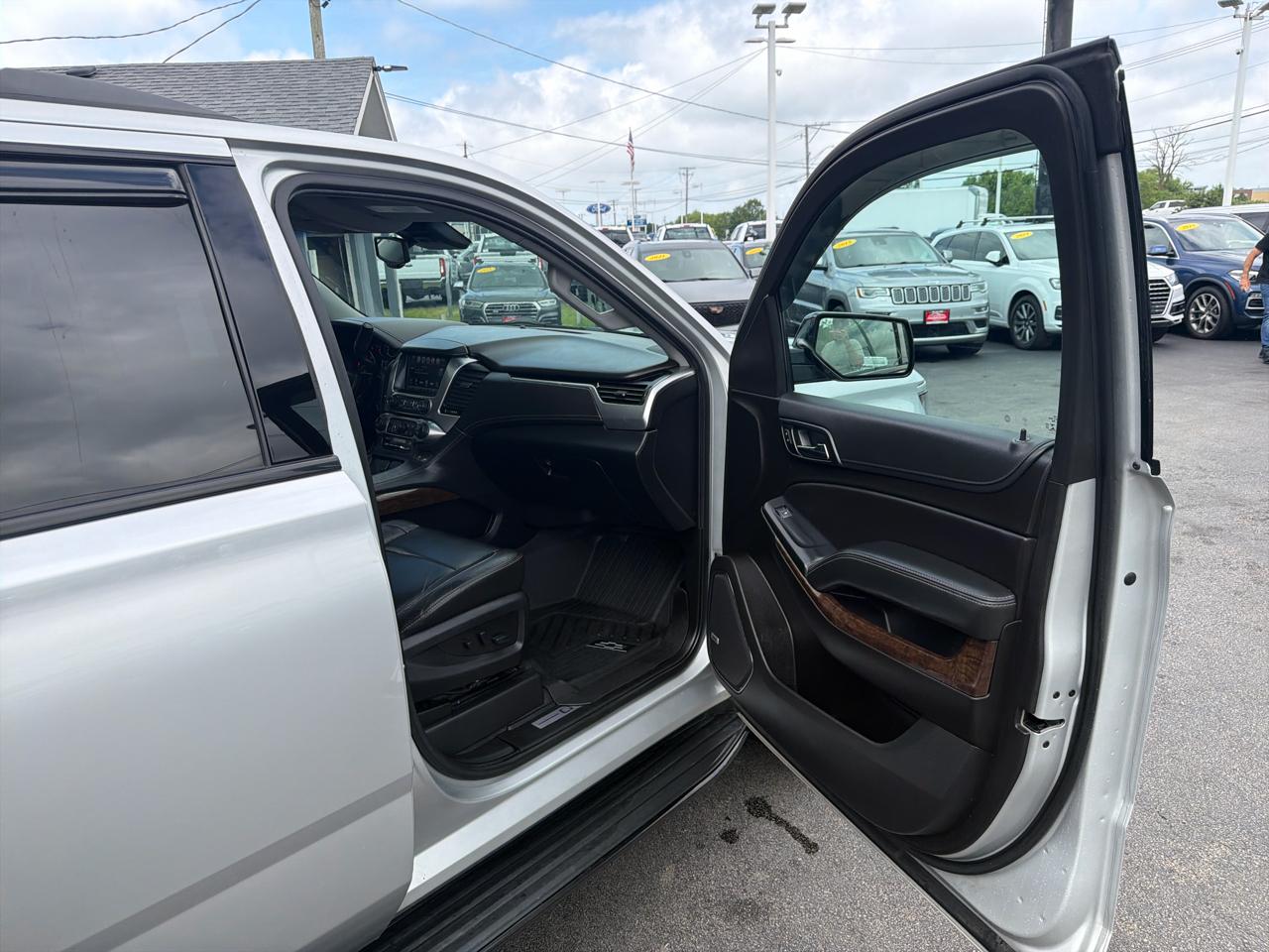 Chevrolet Suburban 4WD 4dr LT 2020