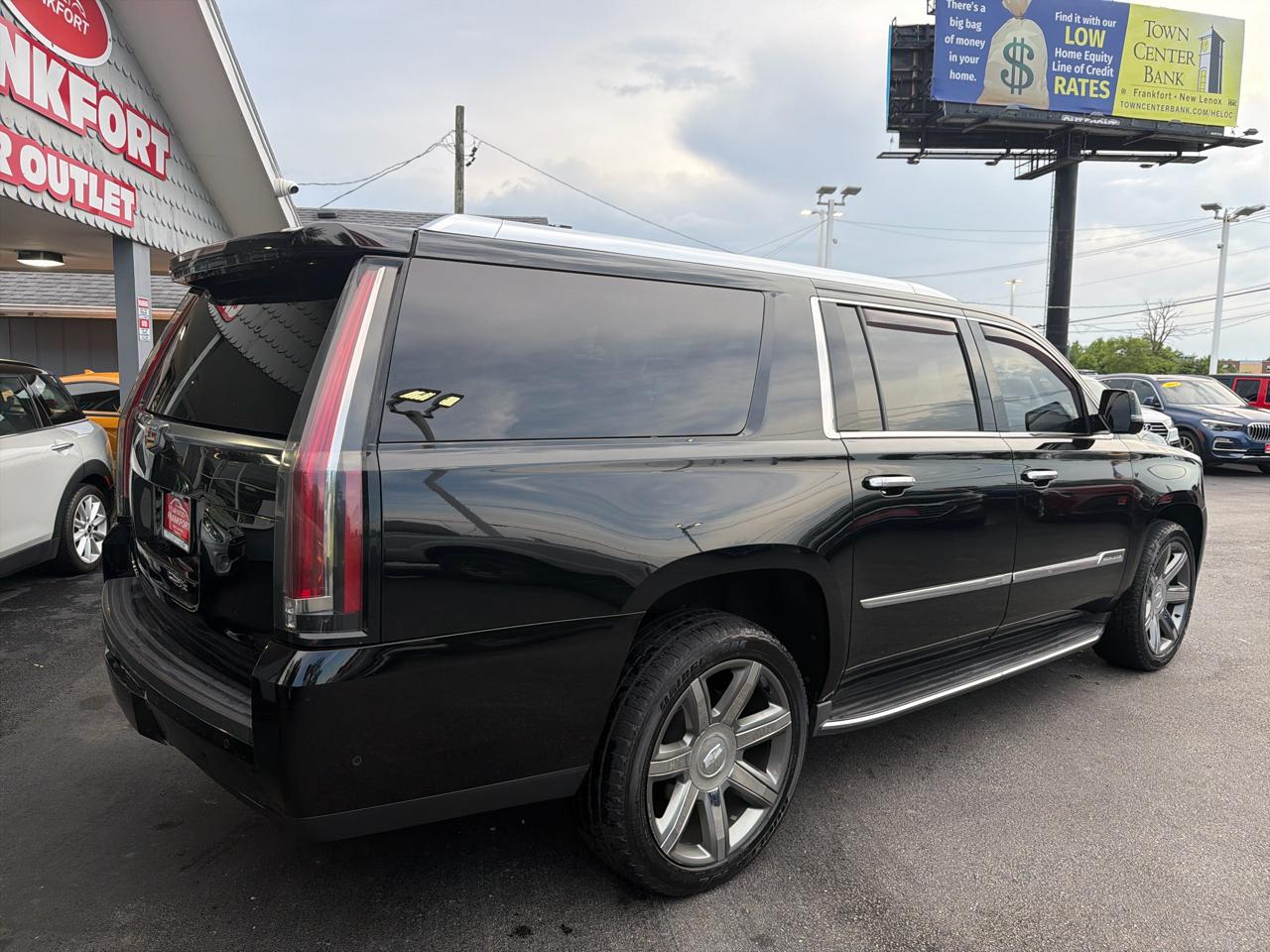 Cadillac Escalade ESV 4WD 4dr Luxury 2017