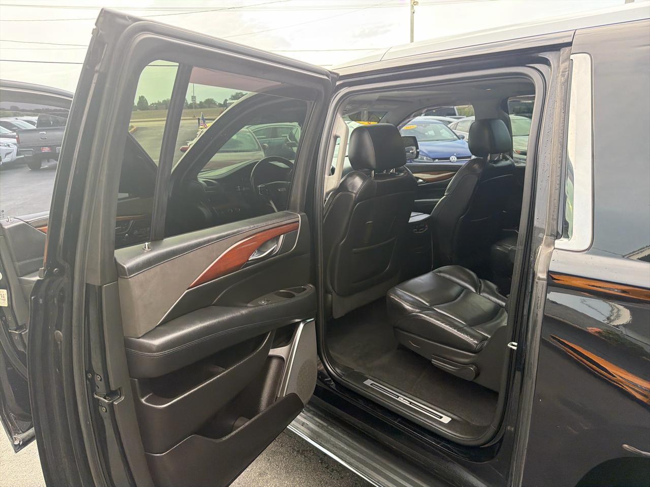 Cadillac Escalade ESV 4WD 4dr Luxury 2017
