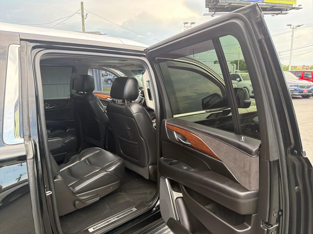 Cadillac Escalade ESV 4WD 4dr Luxury 2017