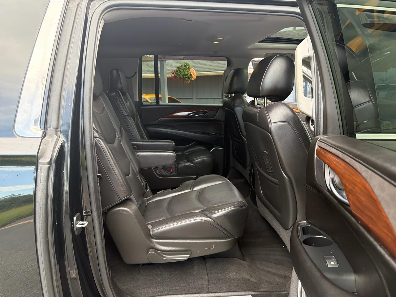 Cadillac Escalade ESV 4WD 4dr Luxury 2017
