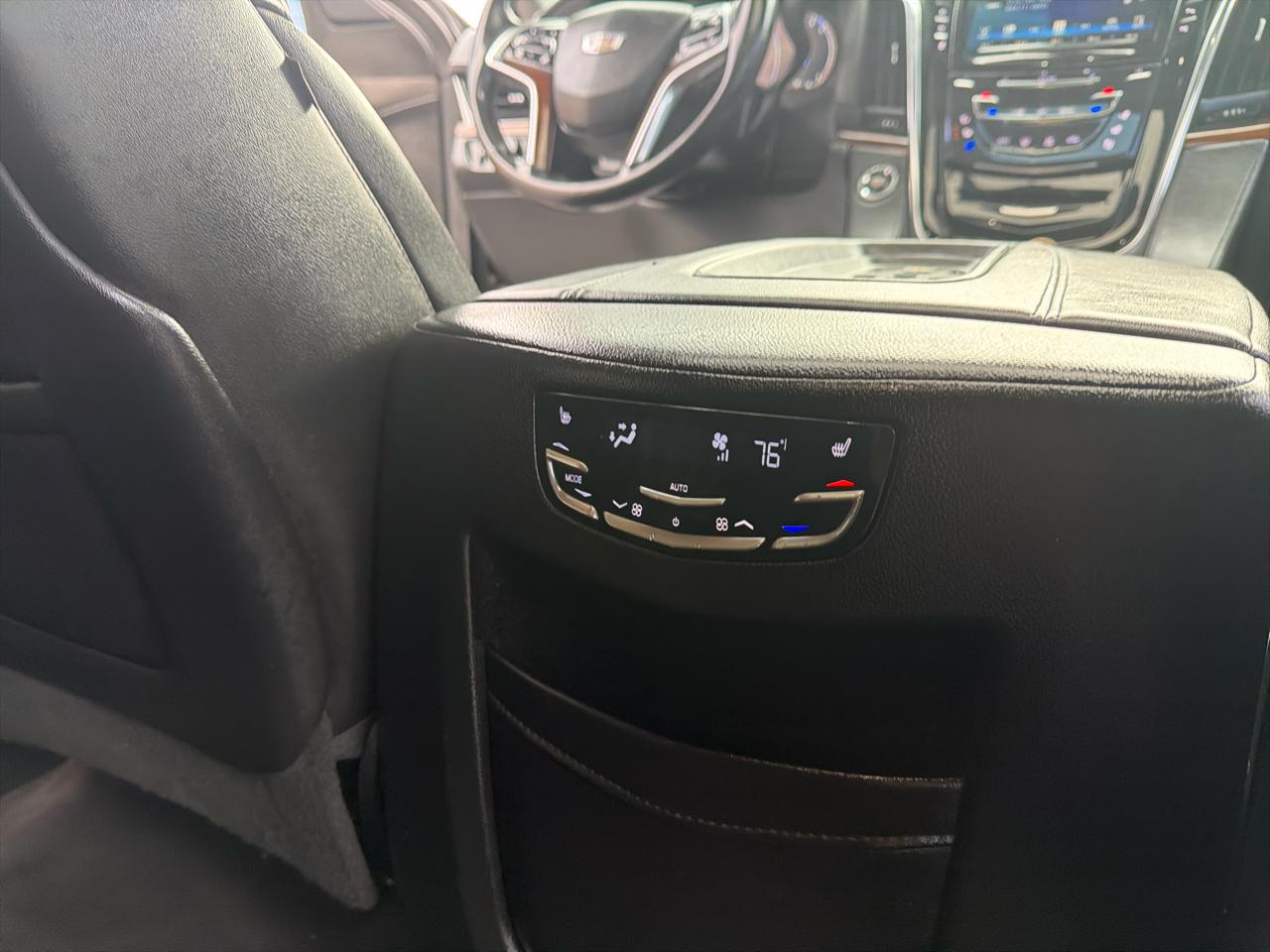 Cadillac Escalade ESV 4WD 4dr Luxury 2017