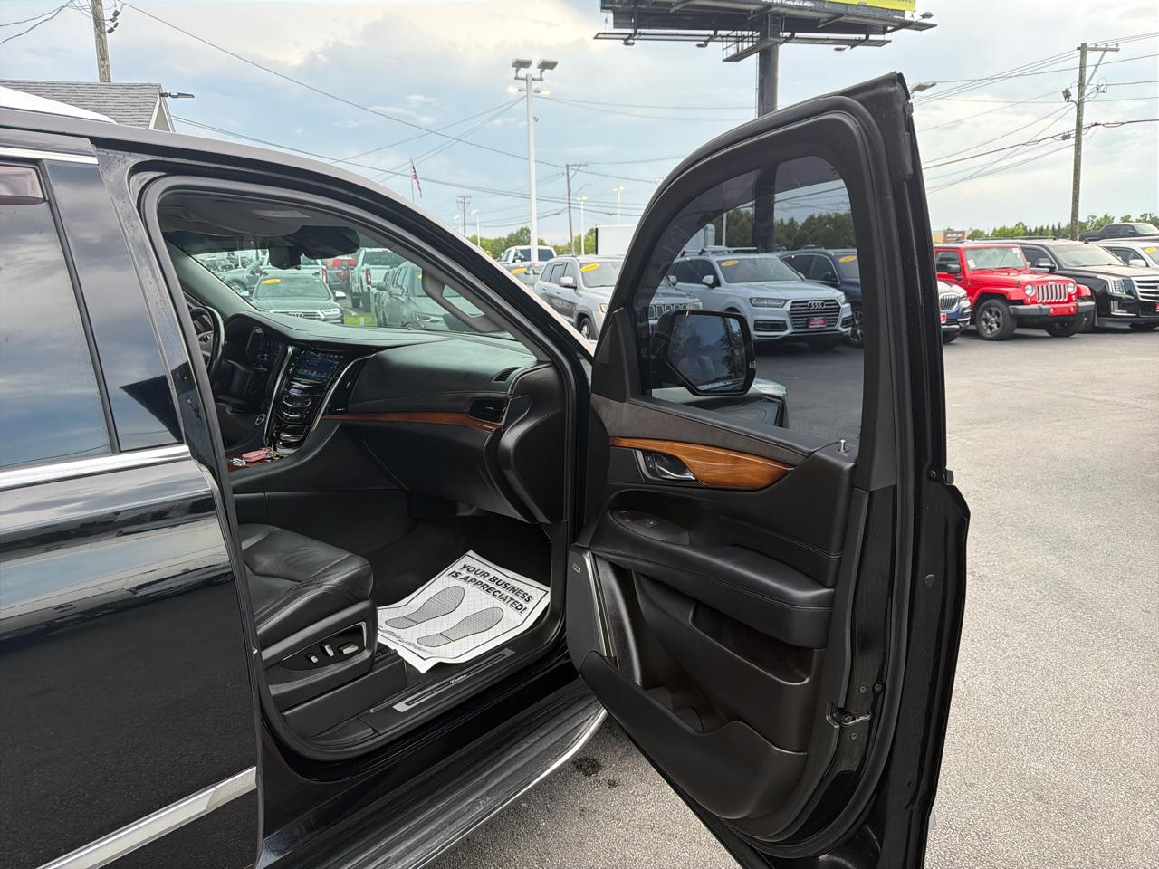 Cadillac Escalade ESV 4WD 4dr Luxury 2017