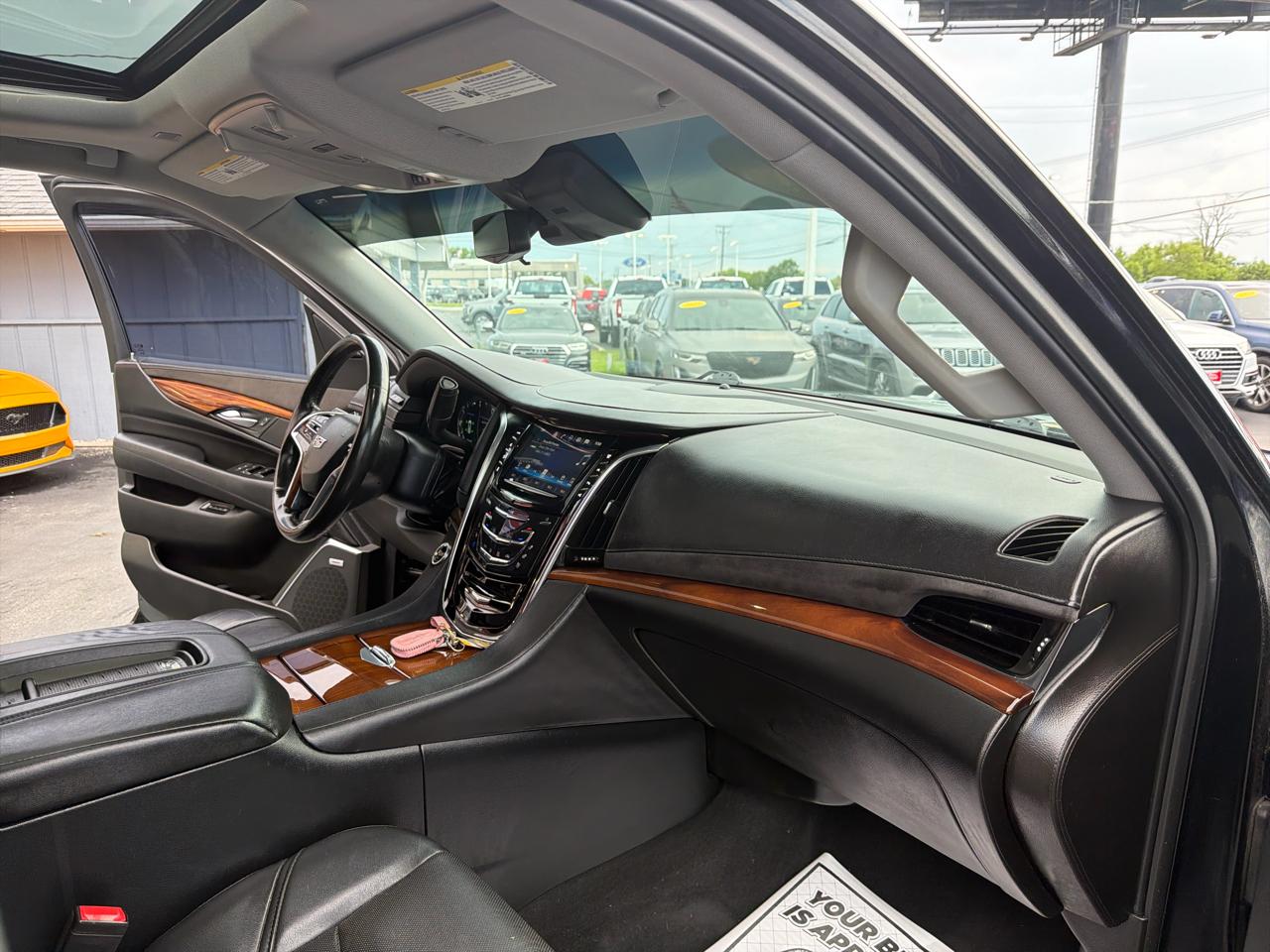 Cadillac Escalade ESV 4WD 4dr Luxury 2017