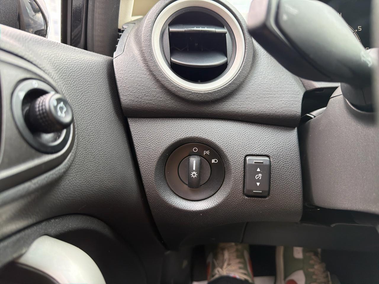 Ford Fiesta 4dr Sdn SE 2013