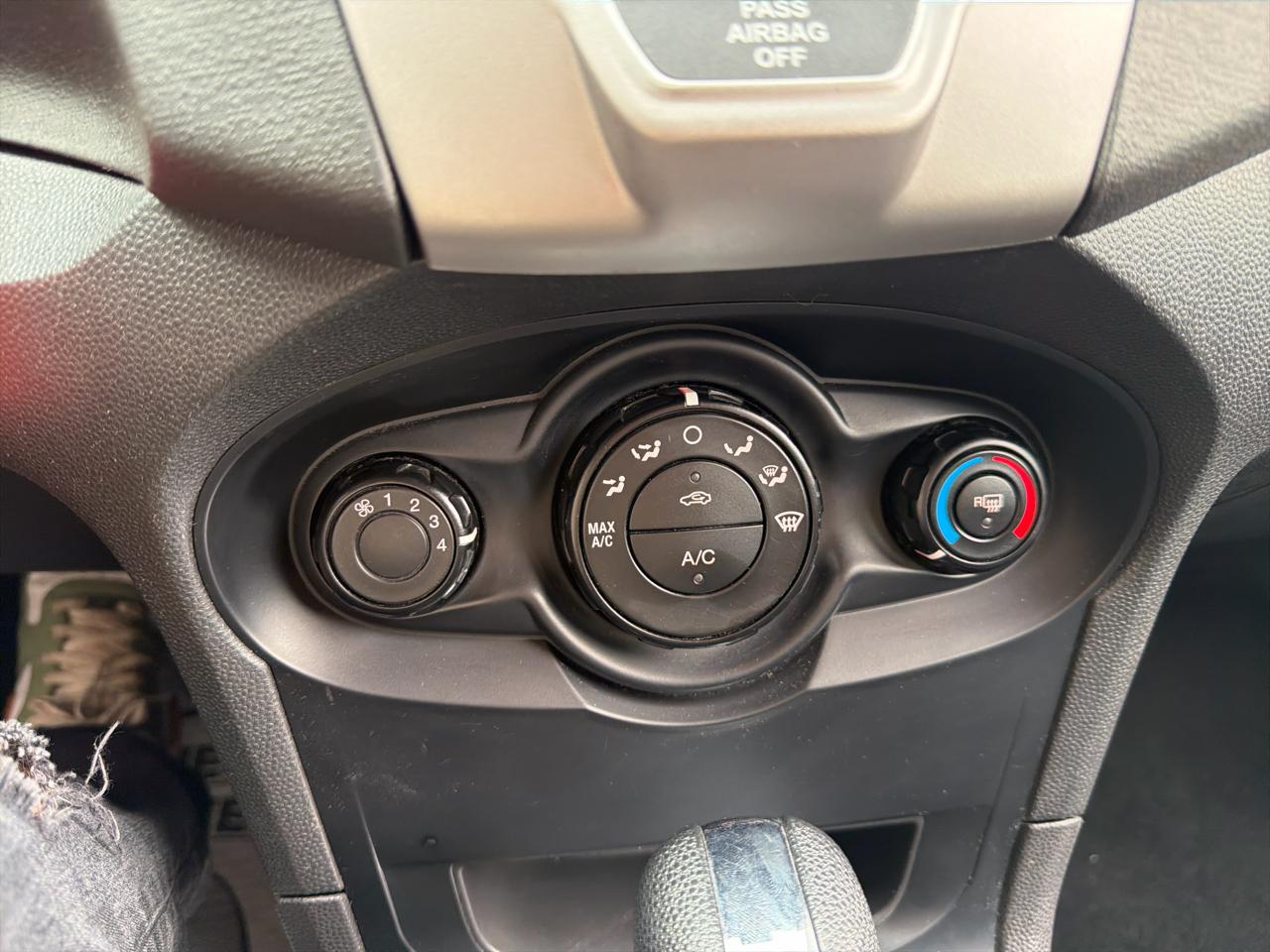 Ford Fiesta 4dr Sdn SE 2013