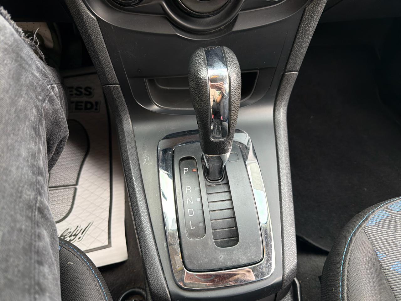 Ford Fiesta 4dr Sdn SE 2013