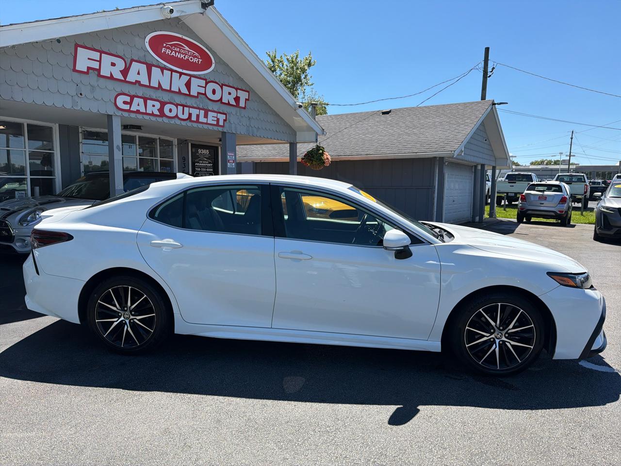 Toyota Camry Hybrid SE Nightshade CVT (Natl) 2023