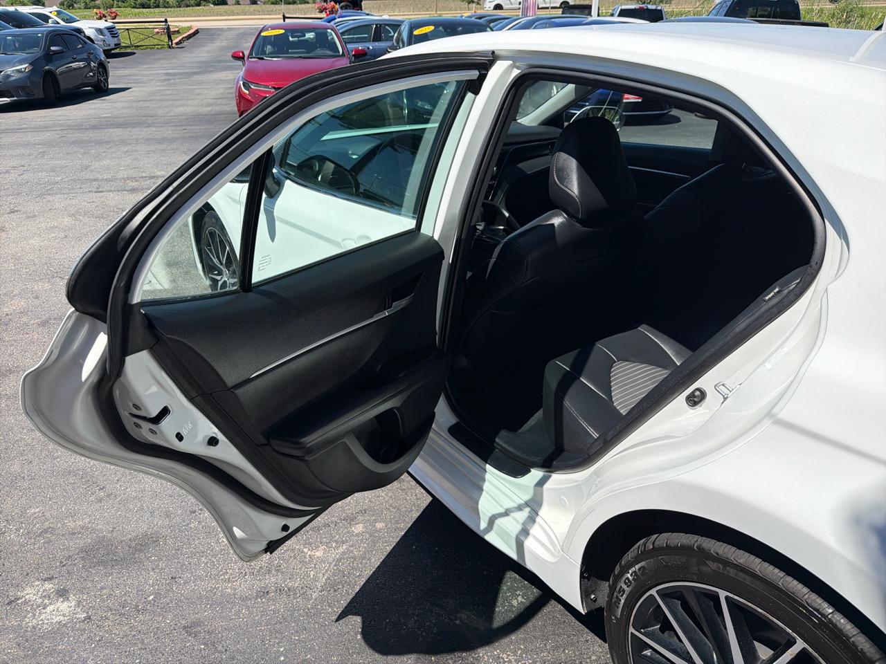 Toyota Camry Hybrid SE Nightshade CVT (Natl) 2023