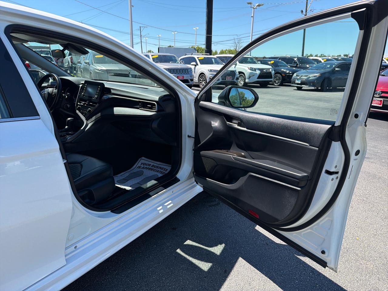 Toyota Camry Hybrid SE Nightshade CVT (Natl) 2023
