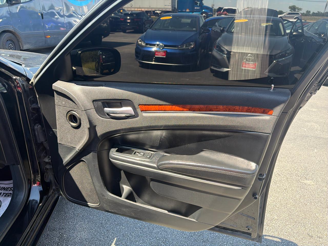 Chrysler 300 4dr Sdn RWD 2013