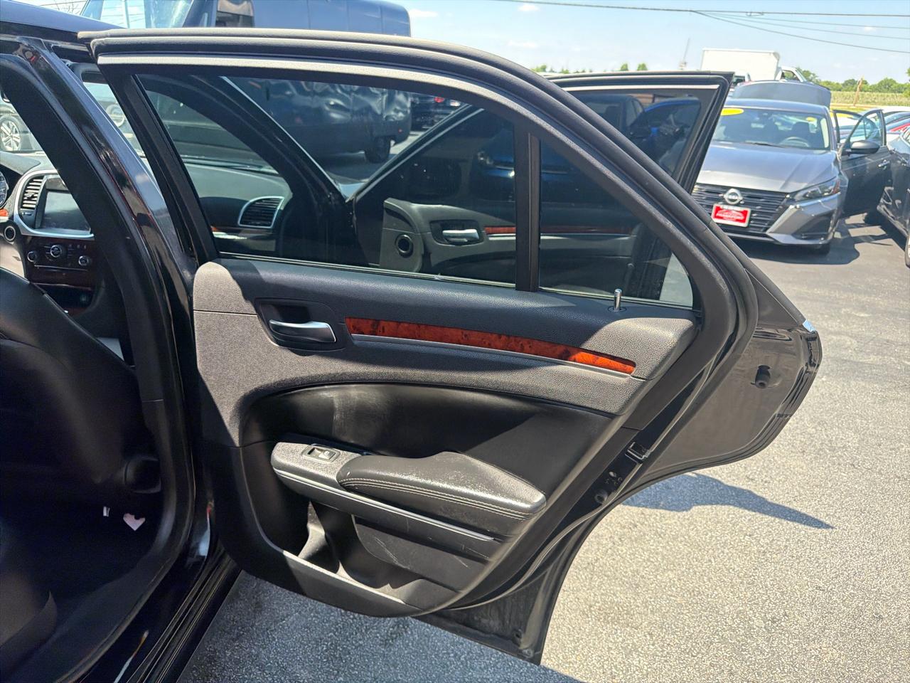 Chrysler 300 4dr Sdn RWD 2013