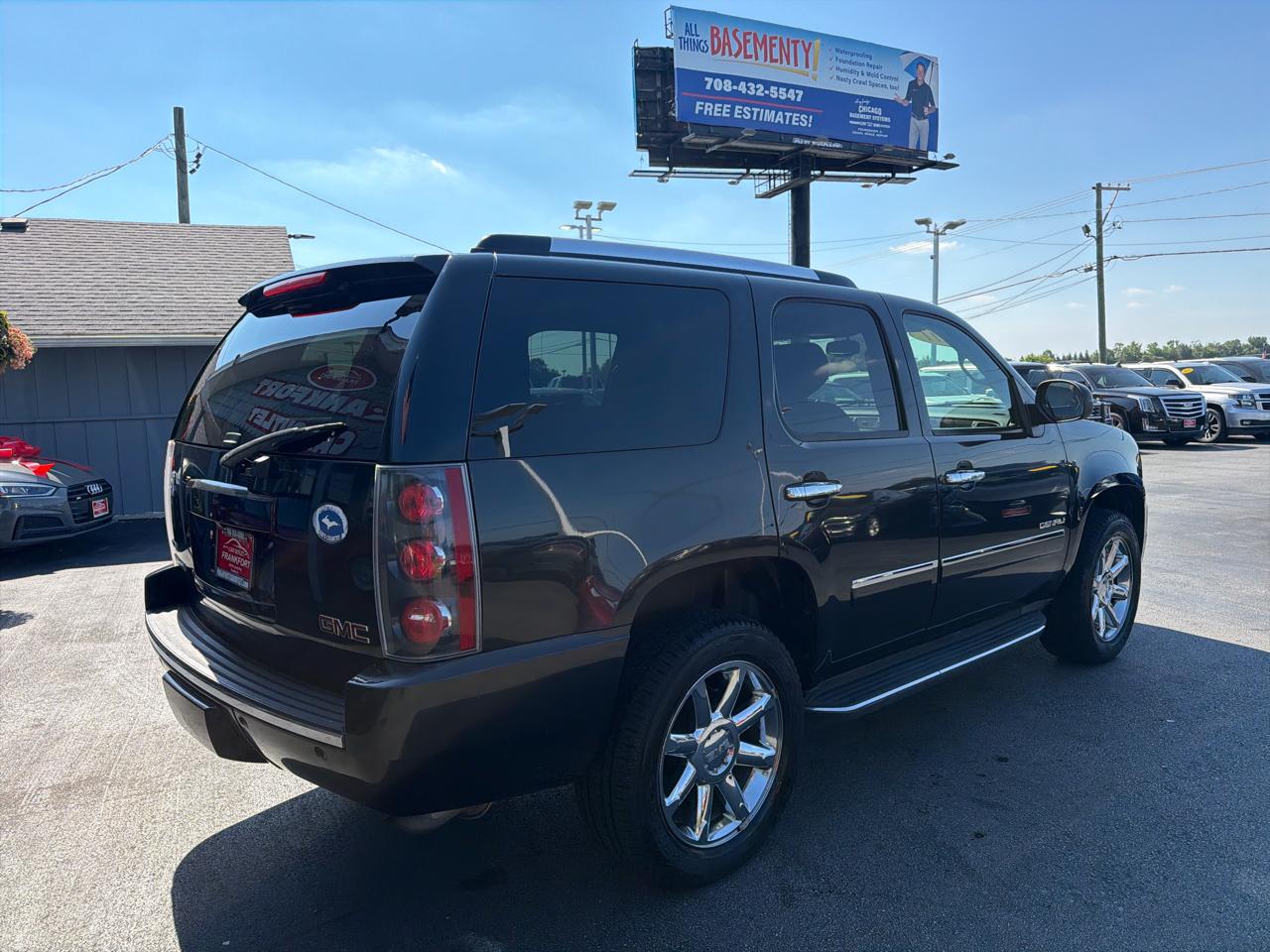 GMC Yukon AWD 4dr 1500 Denali 2011