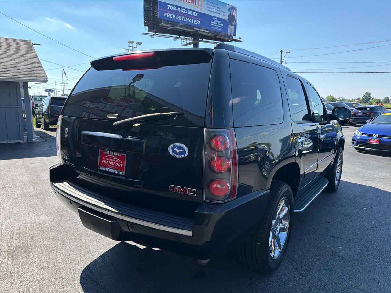 GMC Yukon AWD 4dr 1500 Denali 2011