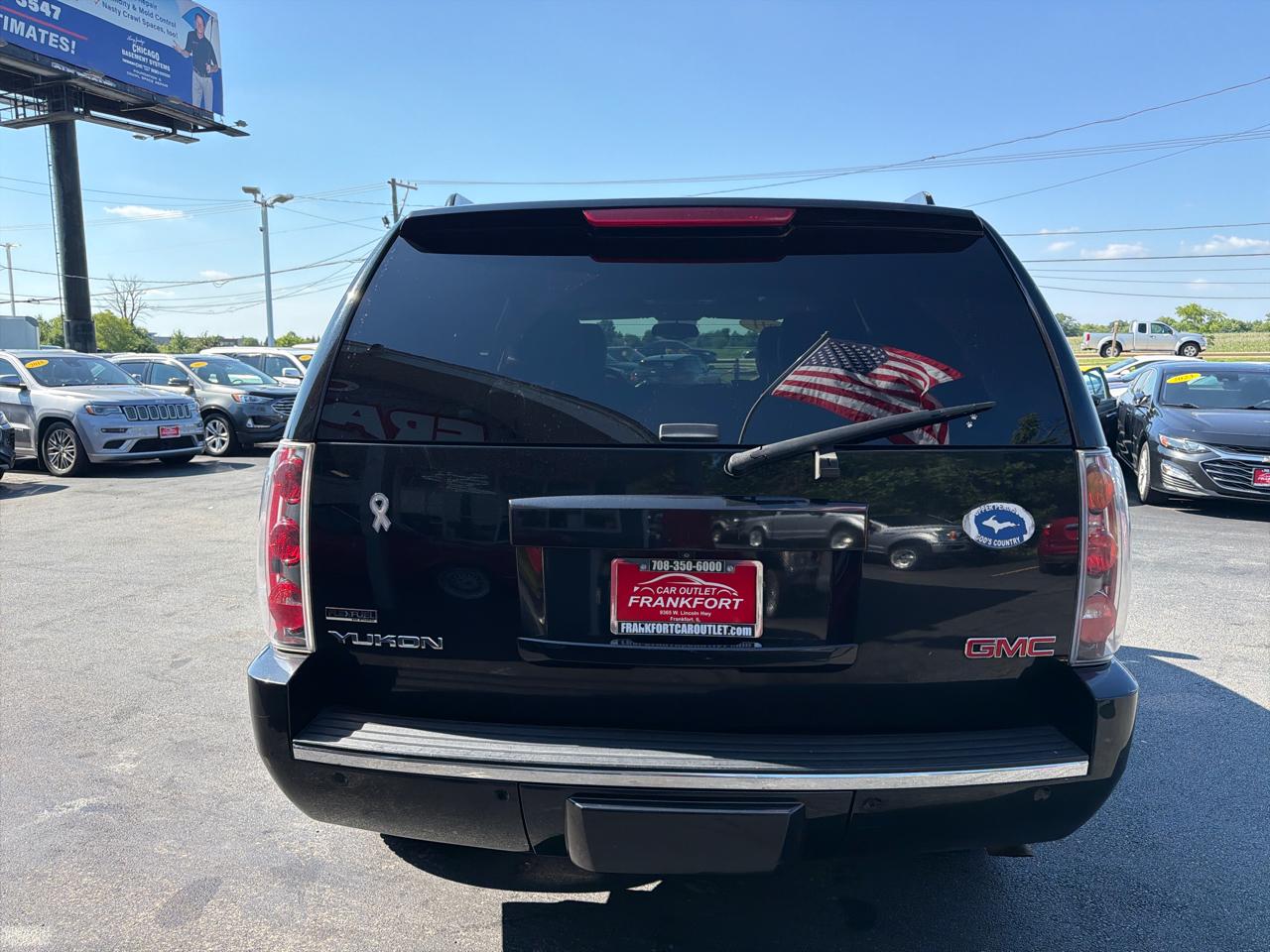 GMC Yukon AWD 4dr 1500 Denali 2011