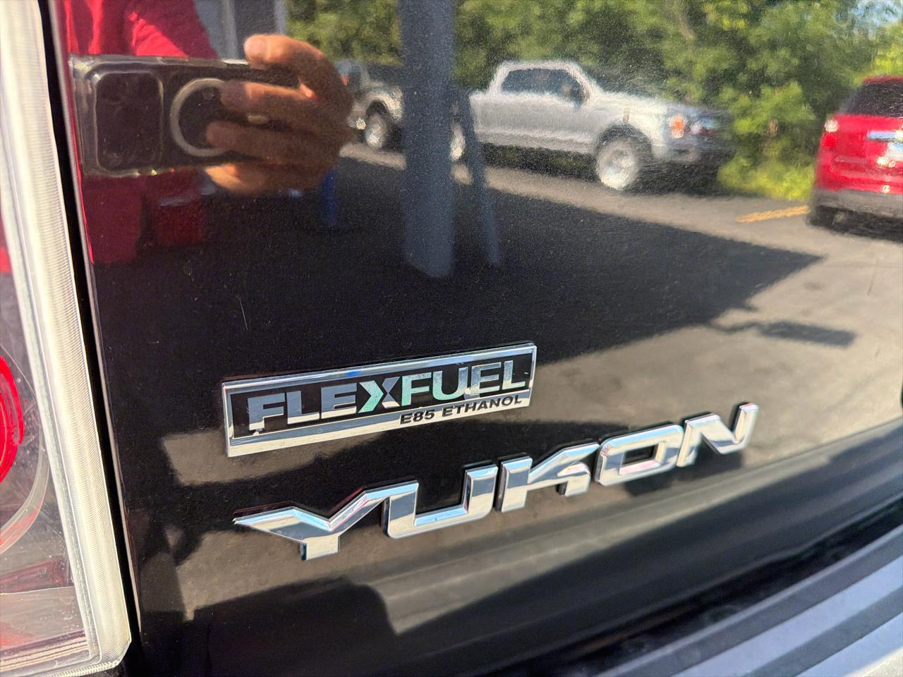 GMC Yukon AWD 4dr 1500 Denali 2011