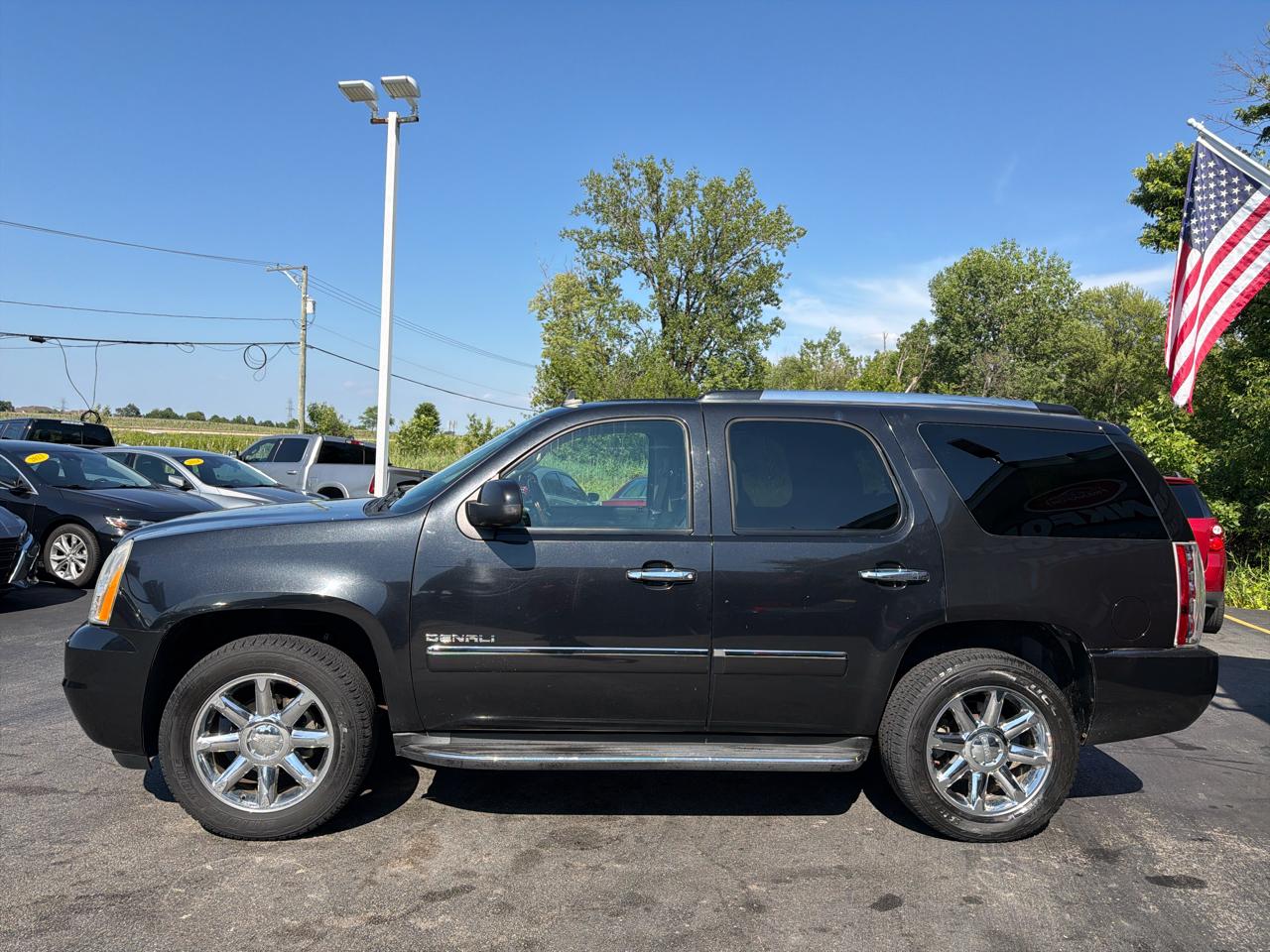 GMC Yukon AWD 4dr 1500 Denali 2011