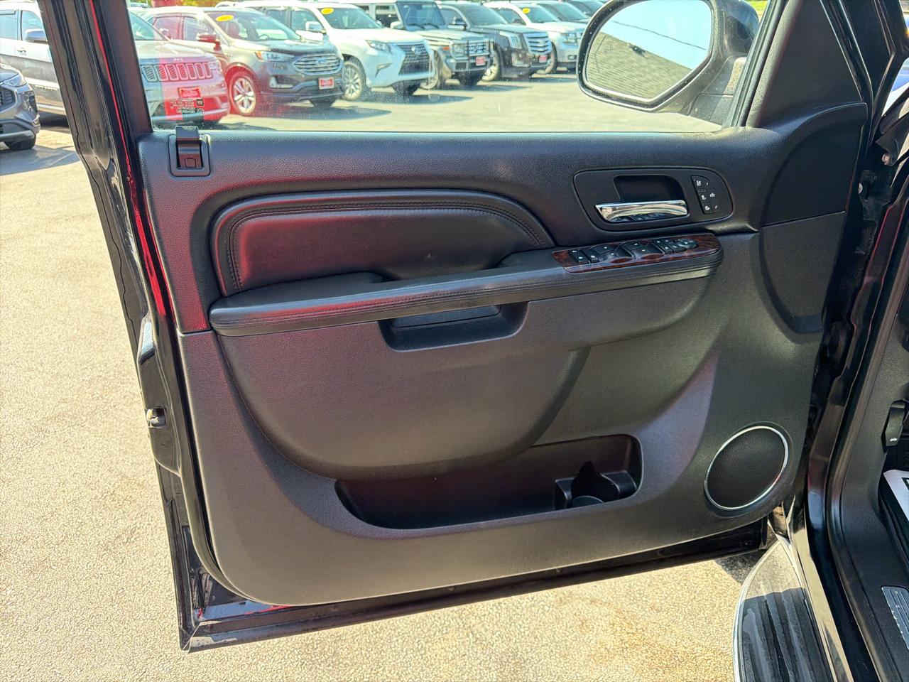 GMC Yukon AWD 4dr 1500 Denali 2011