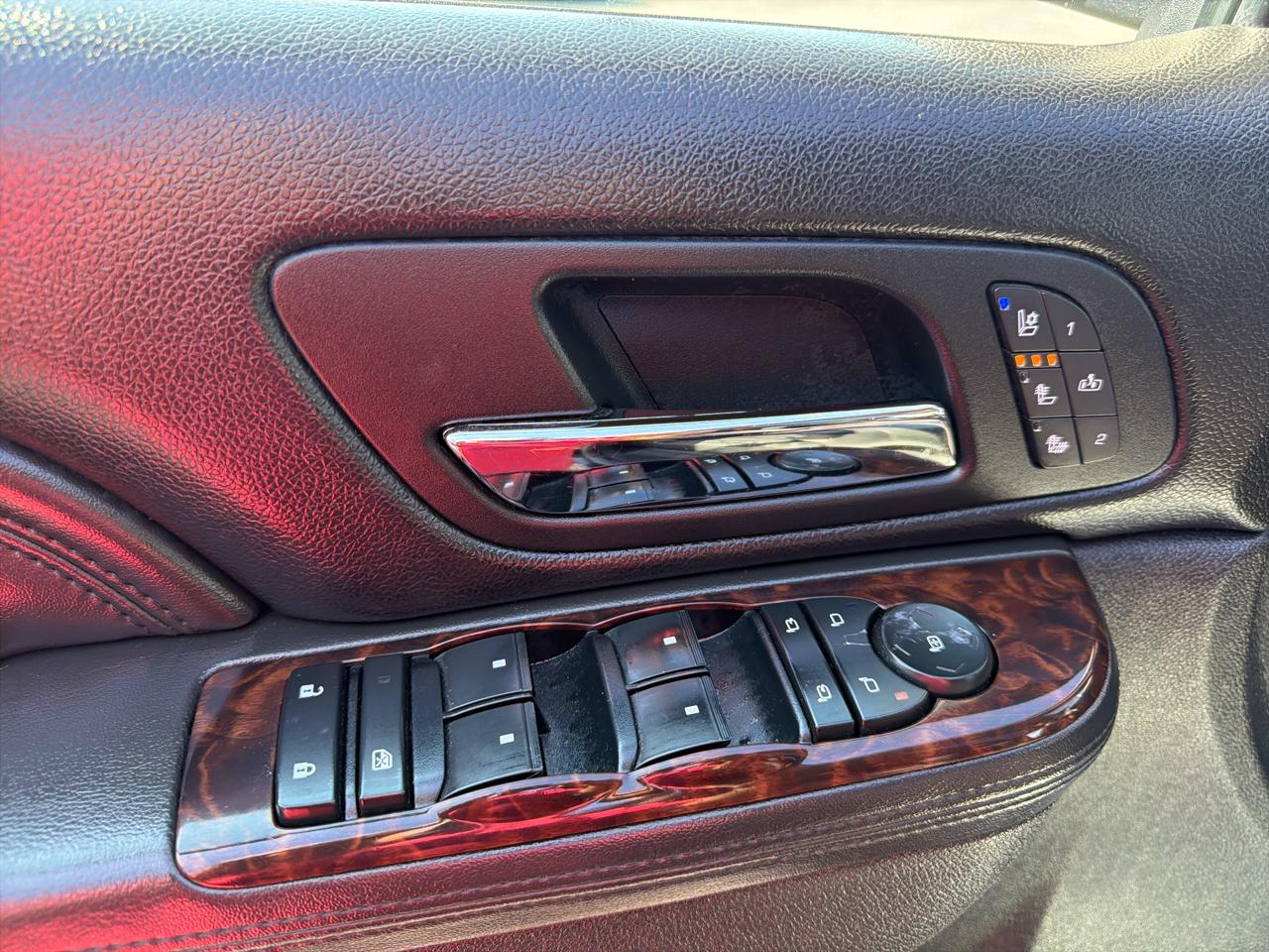 GMC Yukon AWD 4dr 1500 Denali 2011